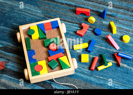 Geometrische und baut Holzspielzeug für Kinder für die didaktischen und pädagogischen Zweck Stockfoto