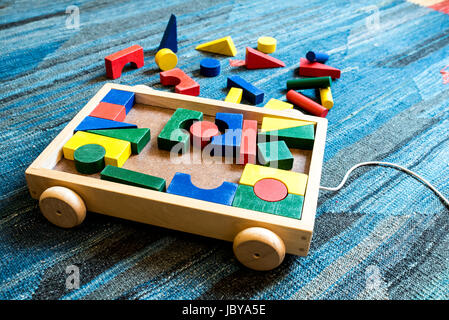 Geometrische und baut Holzspielzeug für Kinder für die didaktischen und pädagogischen Zweck Stockfoto