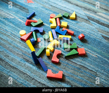 Geometrische und baut Holzspielzeug für Kinder für die didaktischen und pädagogischen Zweck Stockfoto