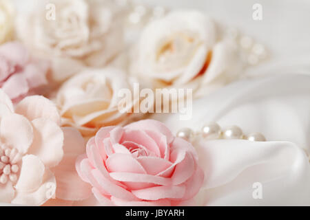 Hochzeitsdekoration mit Blumen und Braut Perlen Stockfoto