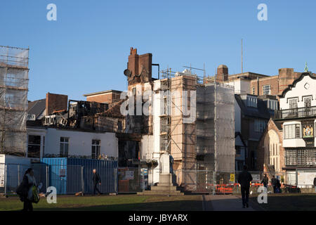 Blick von dem, was bleibt von der Royal Clarence Hotel-Fassade nach verheerenden Brand am 28. Oktober 2016. Bereich aufgebaut, Exeter, Devon, England, UK Stockfoto