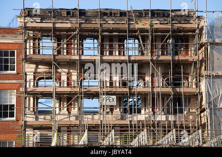 Blick von dem, was bleibt von der Royal Clarence Hotel-Fassade nach verheerenden Brand am 28. Oktober 2016. Bereich aufgebaut, Exeter, Devon, England, UK Stockfoto