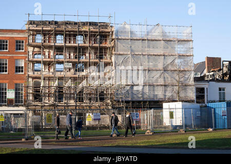 Blick von dem, was bleibt von der Royal Clarence Hotel-Fassade nach verheerenden Brand am 28. Oktober 2016. Bereich aufgebaut, Exeter, Devon, England, UK Stockfoto