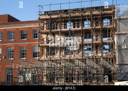 Blick von dem, was bleibt von der Royal Clarence Hotel-Fassade nach verheerenden Brand am 28. Oktober 2016. Bereich aufgebaut, Exeter, Devon, England, UK Stockfoto