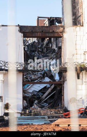 Blick von dem, was bleibt von der Royal Clarence Hotel-Fassade nach verheerenden Brand am 28. Oktober 2016. Bereich aufgebaut, Exeter, Devon, England, UK Stockfoto