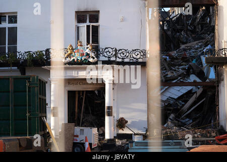 Blick von dem, was bleibt von der Royal Clarence Hotel-Fassade nach verheerenden Brand am 28. Oktober 2016. Bereich aufgebaut, Exeter, Devon, England, UK Stockfoto