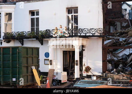 Blick von dem, was bleibt von der Royal Clarence Hotel-Fassade nach verheerenden Brand am 28. Oktober 2016. Bereich aufgebaut, Exeter, Devon, England, UK Stockfoto