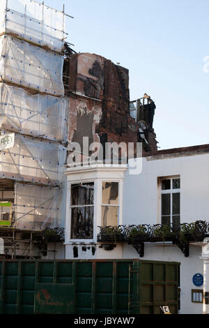 Blick von dem, was bleibt von der Royal Clarence Hotel-Fassade nach verheerenden Brand am 28. Oktober 2016. Bereich aufgebaut, Exeter, Devon, England, UK Stockfoto