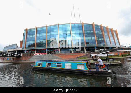 Birmingham, Großbritannien. 12 Juni, 2017. Die National Indoor Arena von Brindley Place, Kanal im Vordergrund, mit Kahn vorbei Stockfoto