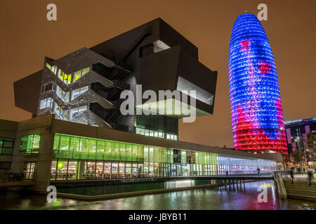 Der Torre Agbar, Barcelona, Up lite nachts in atemberaubenden Farben. Stockfoto