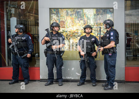 NYPD Anti-Terror-Offiziere auf ihrem Posten auf dem Times Square auf Donnerstag, 8. Juni 2017. (© Richard B. Levine) Stockfoto