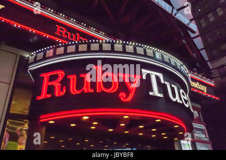 Ein Zweig der Ruby Tuesday-Restaurant-Kette am Times Square ist auf Dienstag, 6. Juni 2017 zu sehen.  (© Richard B. Levine) Stockfoto
