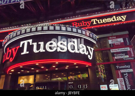 Ein Zweig der Ruby Tuesday-Restaurant-Kette am Times Square ist auf Dienstag, 6. Juni 2017 zu sehen.  (© Richard B. Levine) Stockfoto