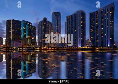 Ein Schuss von schöne Skyline von Miami nach Sonnenuntergang. Stockfoto