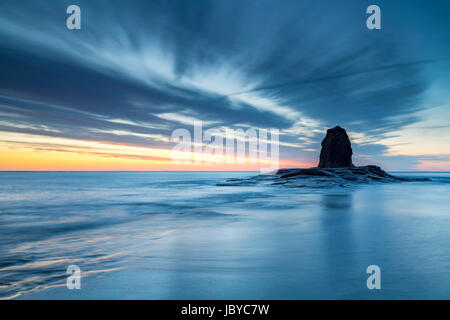 Schwarz Nab Stack gegen Bay, in der Nähe von Whitby an der Nordküste Yorkshire Stockfoto