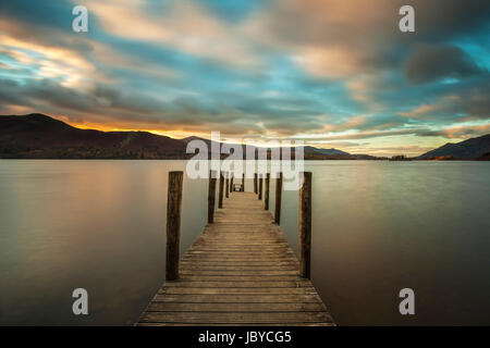 Die Sonne geht über Derwent Water an Ashness Steg im Lake District Stockfoto