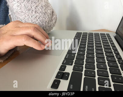 Nahaufnahme der Frau mit dem Trackpad auf einem Laptopcomputer Stockfoto
