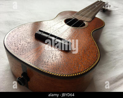 Wunderkammer Ukulele, solid Mahagoni Sopran uke Stockfoto