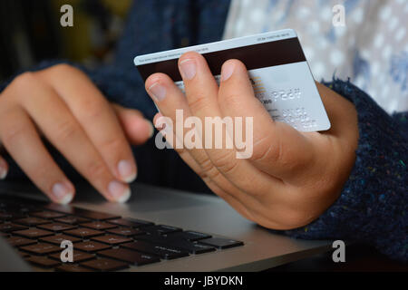 Nahaufnahme von junge Frau einkaufen online mit einer Kreditkarte / EC-Karte Stockfoto