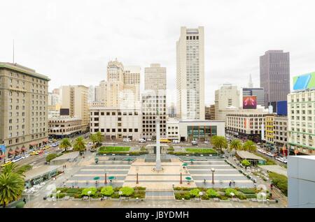 Tagesansicht am Union Square in der Innenstadt von San Francisco, California, Vereinigte Staaten von Amerika. Ein Wahrzeichen der Gegend mit einer Spalte mit einer Statue des Sieges hält einen Dreizack im Herzen des Stadtzentrums an der Spitze. Stockfoto