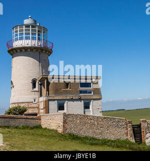 Ein Blick auf den Belle Tout Leuchtturm befindet sich am Beachy Head in East Sussex, UK. Stockfoto