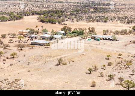 Luftaufnahme von kleinen landwirtschaftlichen Siedlung Gemeinschaft und Gemeinde in der Wüst, Dürren, ausgetrockneten Wüste Namib in der Nähe der Skelettküste, Namibia, south-west Afrika Stockfoto