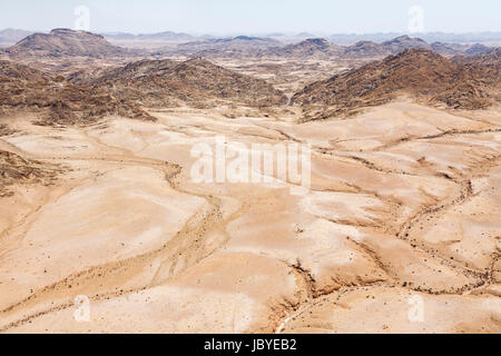 Panoramische Luftaufnahme von ausgetrocknet, getrockneten Flussbetten und bergige Gelände in der Namib-Wüste von Skeleton Coast, Namibia Südwest-Afrika Stockfoto