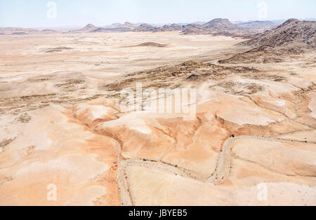 Panoramische Luftaufnahme von ausgetrocknet, getrockneten Flussbetten und bergige Gelände in der Namib-Wüste von Skeleton Coast, Namibia Südwest-Afrika Stockfoto