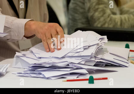 Stimmabgabe Stimmzettel gezählt wird im 8. Juni 2017 Parlamentswahl am Mansfield Sitz in Nottinghamshire. Stockfoto