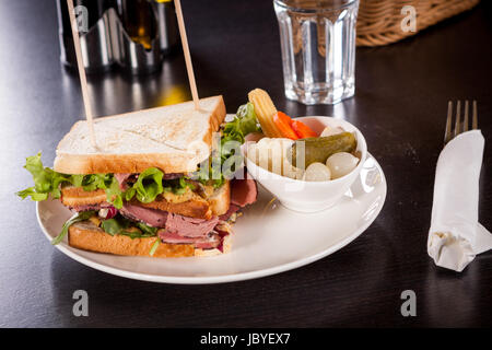 Leckeres Sandwich Clubsandwich Mit Speck Schinken Käse Und Ein Mit mixed Pickels Auf Einem Teller Stockfoto