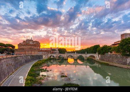Saint Angel Burg und Brücke bei Sonnenaufgang, Rom Stockfoto