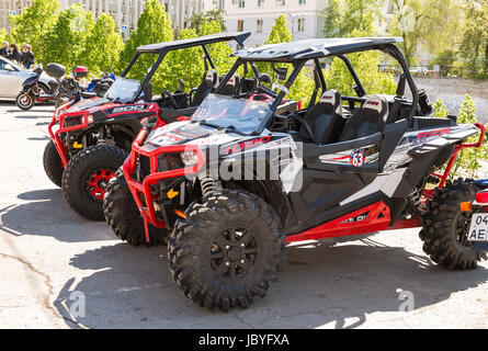 Samara, Russland - 13. Mai 2017: Rote atv Quad-Bikes parkten auf der Stadtstraße in Sommertag Stockfoto