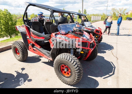 Samara, Russland - 13. Mai 2017: Rote atv Quad-Bikes parkten auf der Stadtstraße in Sommertag Stockfoto