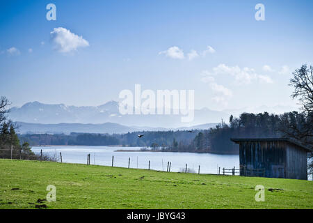 Ein Bild einer schönen und typischen bayerischen Landschaft Stockfoto