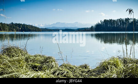 Ein Bild einer schönen und typischen bayerischen Landschaft Stockfoto