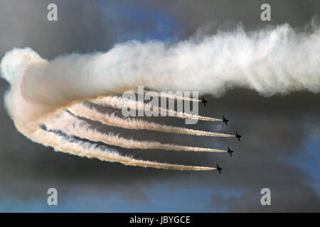 Rote Pfeile Formationsflug Stockfoto