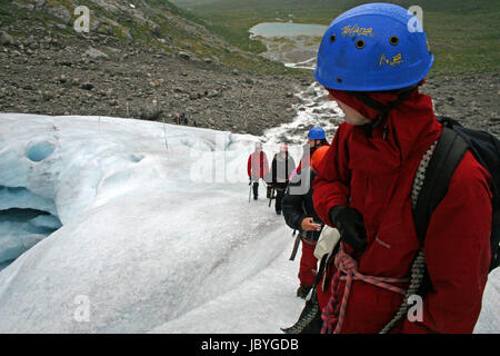 Auf der Suche nach Aufstieg Briksdal Gletscher zusammen Stockfoto