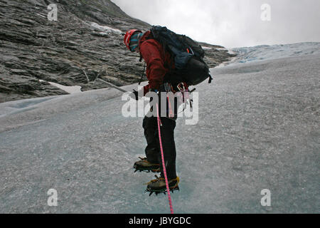 Klettern Briksdal Gletscher in Norwegen Stockfoto