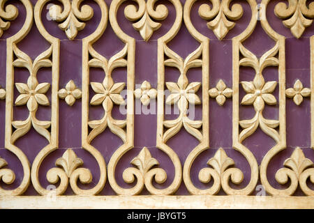 Schöne Muster mit geometrischen und floralen Design an Wand am Stadtschloss, Udaipur, Rajasthan, Indien, Asien Stockfoto