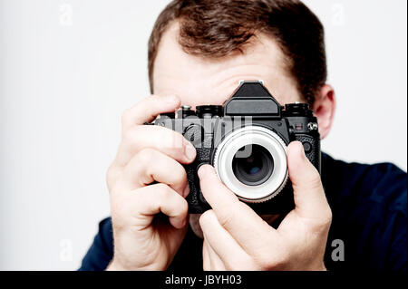 Mann unter Foto mit Profikamera, Fokus auf Seite Stockfoto
