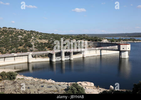 Staudamm am Fluss Adaja in der Nähe von Avila, Provinz Castilla y Leon, Spanien Stockfoto