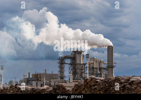 Industrial-Szene mit Kaminen und stürmischen Himmel Stockfoto