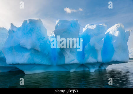 Blau schimmernde schöne Eisberg in der Antarktis Stockfoto