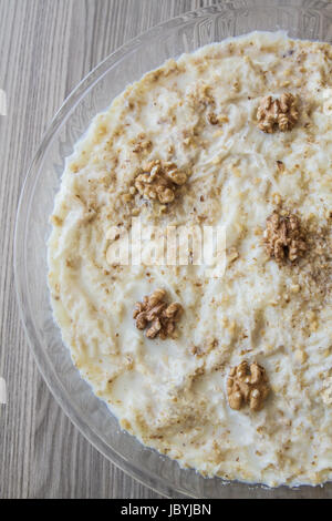 Gullac, türkische traditionelle Milch Dessert mit Walnuss auf hölzernen Hintergrund Stockfoto