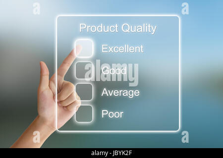 Hand klicken Produktqualität auf virtuellen Bildschirm-Schnittstelle Stockfoto
