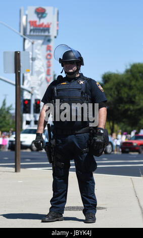 März gegen die Scharia in der Nähe Galleria Mall in Roseville Ca, Polizei blockiert Zebrastreifen nicht erlaubt gegen Demonstranten zu treffen Stockfoto