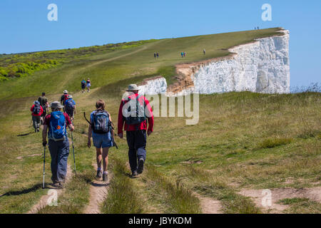 EAST SUSSEX, UK - 25. Mai 2017: Wanderer zu Fuß entlang der weißes Kreidefelsen am Beachy Head in East Sussex, UK am 25. Mai 2017. Stockfoto