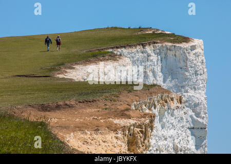 Wanderer zu Fuß entlang der weißes Kreidefelsen am Beachy Head in East Sussex, UK. Stockfoto