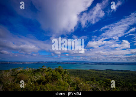 Blick auf Rangitoto Island von North Head an einem sonnigen Tag mit einem schönen blauen Himmel. Stockfoto