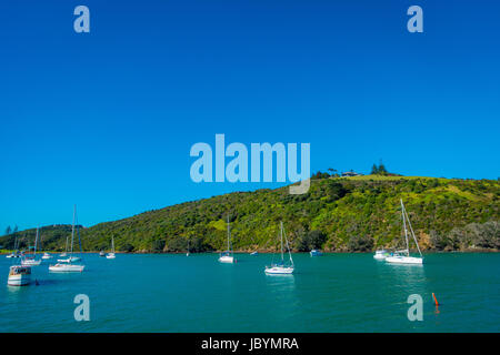 Segelyachten in Waiheke Island, Neuseeland. mit einem schönen blauen Himmel und Magenta Wasser an einem sonnigen Tag. Stockfoto